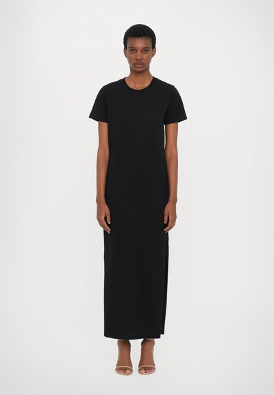 Schwarzes, kurzärmliges Maxikleid aus weichem Stoff, mit geradem Schnitt und seitlichen Schlitzen. Einfaches Design ohne sichtbare Muster oder Hardware.