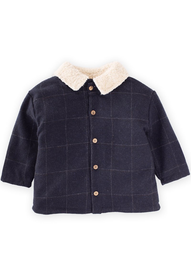 Mörkblå knapp-up jacka med en fluffig beige krage, med rutmönster och trekvartsärmar, tillverkad av mjukt tyg.
