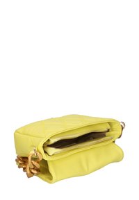 Borsa a tracolla in pelle gialla trapuntata con due scomparti con zip e dettagli in hardware dorato. Texture morbida e forma arrotondata.