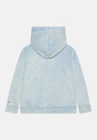 Světlé modrá mikina s kapucí s texturovaným povrchem, žebrovanými manžetami a lemem. Má velkou kapuci a minimální logo na levém rukávu.