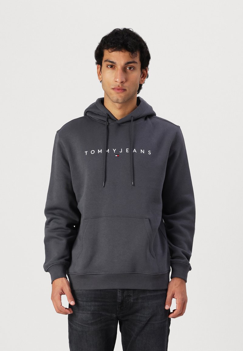 Haut à capuche gris en mélange de coton, doté d'une poche kangourou, d'une capuche avec cordon de serrage et du logo "TOMMYJEANS" sur la poitrine en blanc.