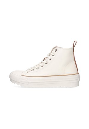 Zapatillas altas blancas con una parte superior de cuero suave, que presentan una pestaña marrón contrastante en el talón, una puntera de goma y una suela texturizada.
