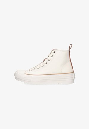 Zapatillas altas blancas con una parte superior de cuero suave, que presentan una pestaña marrón contrastante en el talón, una puntera de goma y una suela texturizada.