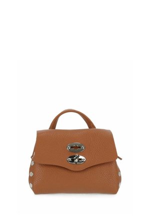 Borsa a mano in pelle marrone con texture, manico superiore, chiusura a scatto argentata e bottoni argentati ai lati.