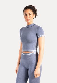 Kortærmet cropped top i tekstureret blåt stof med høj krave, med hvide horisontale striber på ærmer og kant.