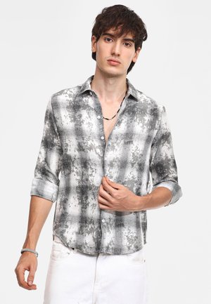 Grijs en wit geruite shirt met een knoopsluiting aan de voorkant en opgerolde mouwen, gemaakt van lichte stof met een zachte textuur.