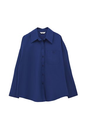Camisa azul de botones confeccionada con tela tejida, que presenta un collar puntiagudo, mangas largas y un bolsillo en el pecho del lado izquierdo.