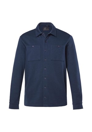 Camicia blu navy a maniche lunghe con bottoni, dotata di due tasche sul petto con bottoni e colletto classico.