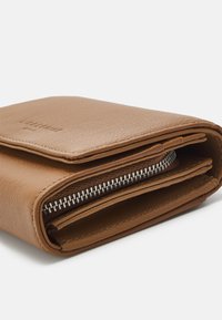 Portefeuille en cuir marron avec une finition texturée, doté d'une fermeture éclair, de plusieurs compartiments et de bords lisses. Design compact.