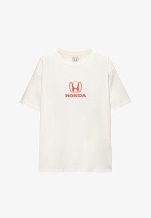 Tricou alb din bumbac, cu mâneci scurte. Prezintă un logo roșu "HONDA" deasupra unui embleme rectangular în centru. Design simplu, clasic.