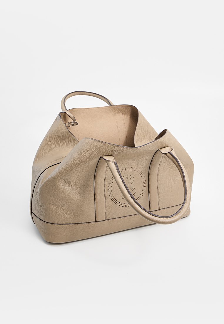 Grote beige leren tas met twee handvatten, gebogen vorm, geperforeerde logo-details aan de voorkant en contrasterende rand langs de zijkanten.