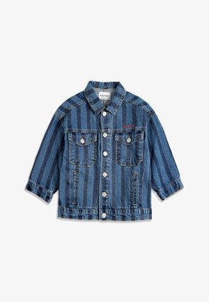 Modrá pruhovaná džínová bunda s knoflíkovým zapínáním, kapsami na hrudi a bocích a červeným vyšívaným logem "Bobo Choses" na hrudi.