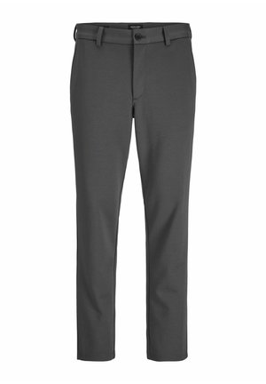 Pantalones gris a medida, hechos de una tela suave, con cierre de botón y trabillas para cinturón, de corte recto y sin patrones visibles.