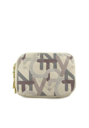 Piccola pochette rettangolare trapuntata con grandi lettere astratte sovrapposte in tonalità beige e marrone e una cerniera dorata sul lato.