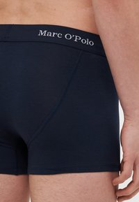 Boxer in blu navy realizzati in tessuto morbido ed elastico. Presentano un'elastico con logo e cuciture piatte per il massimo comfort.