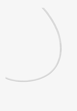 Lanksti, lenkta sidabrinė grandinėlė, pasižyminti lygiu metaliniu paviršiumi ir elegantišku dizainu be papildomų detalių ar puošmenų.