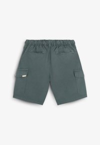 Shorts cargo ușori, de culoare verde închis, cu un brâu elastic, două buzunare laterale și un singur buzunar cargo pe piciorul stâng.