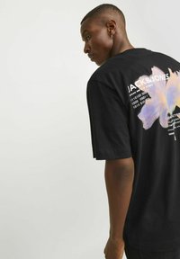 Jack & Jones JCOSTAGGER TEE SS CREW NECK - T-shirt con stampa - black