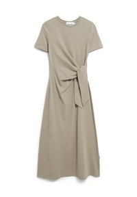 Khakifarbenes Kurzarmkleid mit rundem Ausschnitt, das ein geknotetes Detail an der Taille aufweist, gefertigt aus weichem, glattem Stoff.