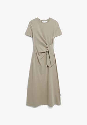 Khakifarbenes Kurzarmkleid mit rundem Ausschnitt, das ein geknotetes Detail an der Taille aufweist, gefertigt aus weichem, glattem Stoff.