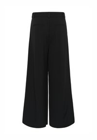 Fekete, bő szárú nadrág sima textúrával, magas derékkal és két hátsó zsebel. Látható fém alkatrészek vagy díszítések nélkül.