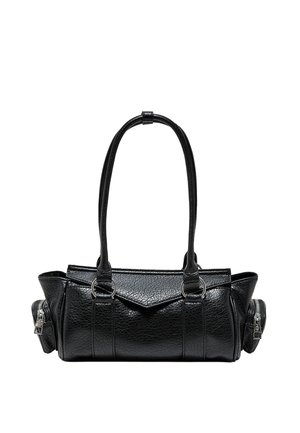 Schwarze Lederhandtasche mit zwei langen Henkeln, einer Frontklappe und seitlichen Reißverschlusstaschen an beiden Enden.