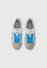 Hvide sneakers med blå snørebånd, dækket af sorte doodle-lignende illustrationer og ord som "KÆRLIGHED" og "SJOV", set fra oven.