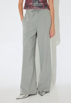 Grijs gestreepte wijde pantalons met een trekkoord in de taille, met een lichtblauwe accent aan de zijkant, gemaakt van een zachte, gladde stof.