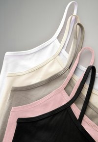 Penki marškiniai be rankovių skirtingų spalvų: balta, šviesiai smėlinė, pilka, rožinė ir juoda. Pagaminti iš minkštos medžiagos, su reguliuojamomis petnešėlėmis ir siūlėmis.