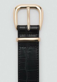 Schwarzer Leder-Gürtel mit einem strukturierten Krokodil-Muster, versehen mit einer glänzenden Metal-Schnalle in Goldfarbe und einem Halter. Glatte Oberfläche insgesamt.
