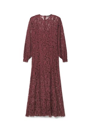Longue robe en dentelle bordeaux avec manches longues, encolure arrondie et motif floral en spirale, entièrement doublée sauf aux manches.