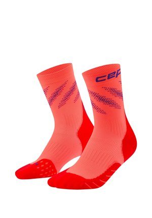 Paar leuchtend roter und korallenfarbener Sportsocken mit violetten diagonalen Mustern und Text am oberen Bündchen.