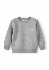 Grå sweatshirt med rund halsringning, ribbade manschetter och nederkant. Har vit text "RELEVANT S.1997//" och en QR-koddesign på framsidan.