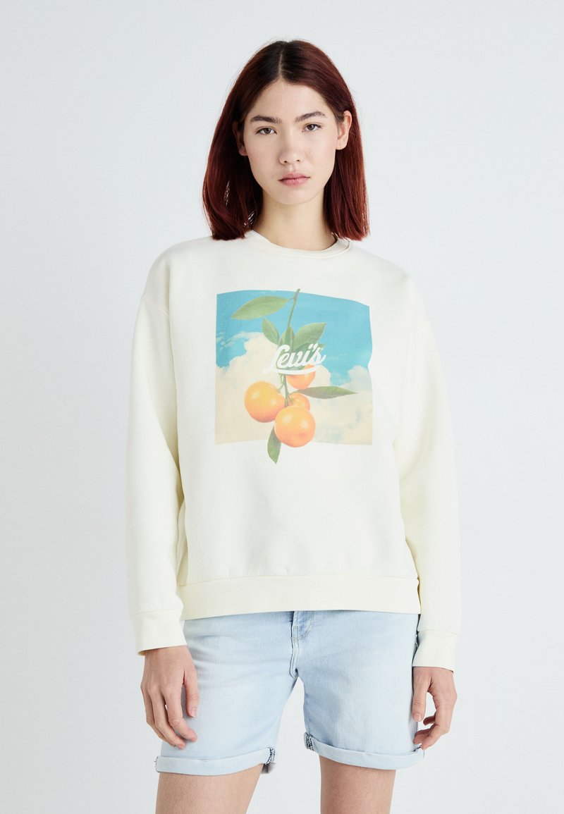 Krém színű pulóver, narancsok és levelek grafikájával egy kék ég háttér előtt, középen a "Levi's" felirattal.
