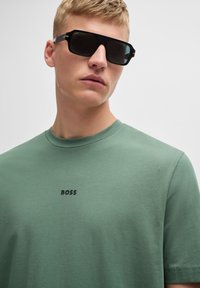 BOSS TCHUP - T-shirts - open green