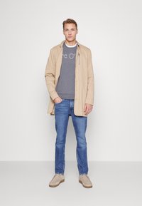 Marc O'Polo DENIM STITCHED HEM - Calças de ganga de perna direita - greyish light blue