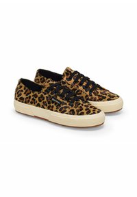 Sneakers con stampa leopardata in tonalità marrone chiaro e nero, tessuto testurizzato, lacci neri e suola in gomma color crema.