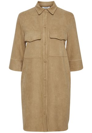 Robe chemise en suede beige avec un devant boutonné, un col pointu et deux poches poitrine ; présente une coupe ample et des manches mi-longues.