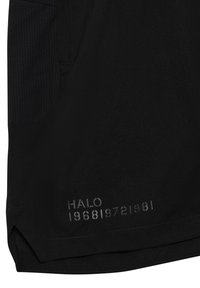 Schwarze Sportshorts mit glatter Textur, einem tiefen Saum und seitlichen Panelakzenten mit vertikalen Streifen. Auffälliger Druck am Saum: "HALO 196819721981."