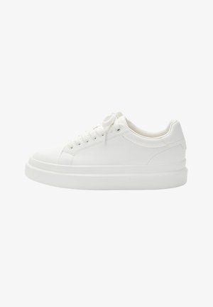 Tenis alb din piele cu o textură netedă, vârf rotunjit, laterale întărite și talpă platformă. Are șireturi plate și cose minimă.