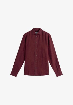 Bordowa koszula na guziki z długim rękawem, ze szpiczastym kołnierzykiem, guzikami z przodu i gładką fakturą materiału, ułożona płasko na białym tle.