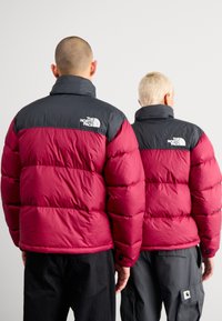 The North Face 1996 RETRO NUPTSE JACKET - Dunjakke - beetroot/black