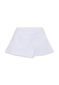 Shorts en denim blanc avec un ourlet évasé, équipés de deux poches arrière et d'une finition brut. Le matériau est doux et léger.