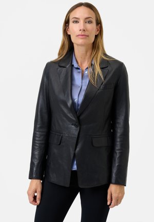 Zwarte leren blazer met een geklemd revers, enkele knoopsluiting en twee voorzakken. Zacht oppervlak met een slim fit.