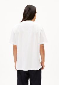 Witte katoenen t-shirt met een ontspannen pasvorm, korte mouwen en een ronde halslijn. Voorzien van een effen achterkant en een gladde textuur.
