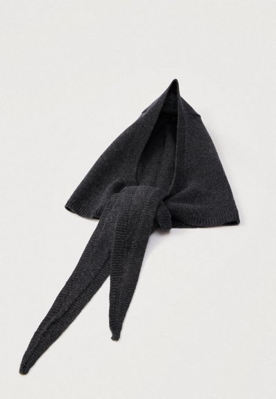 Pehmest tumedad hallist kootud sall, millel on kolmnurkne kuju ja pikad, kitsenevad otsad, tekstuurse kangaga ja sõlm keskel.