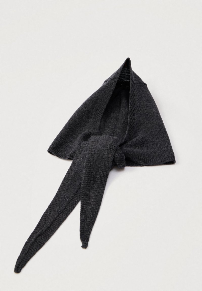 Écharpe tricotée en gris foncé, présentant une forme triangulaire avec des extrémités longues et effilées, un tissu texturé et un nœud au centre.