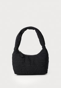 Sac à main matelassé noir avec un corps arrondi, une courte poignée rembourrée et une fermeture à glissière. Présente des motifs texturés subtils à la surface.