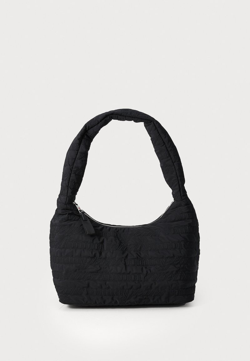 Sac à main matelassé noir avec un corps arrondi, une courte poignée rembourrée et une fermeture à glissière. Présente des motifs texturés subtils à la surface.
