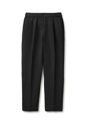 Schwarze gerade Hose mit elastischem Bund und Seitentaschen, flach auf weißem Hintergrund liegend.